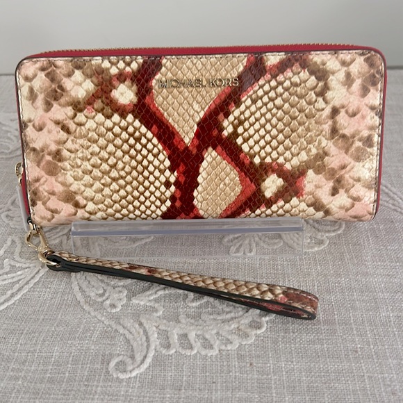 Michael Kors NWT Embossed Leather Large Travel Continental Wallet/Wristlet - Picture 3 of 16